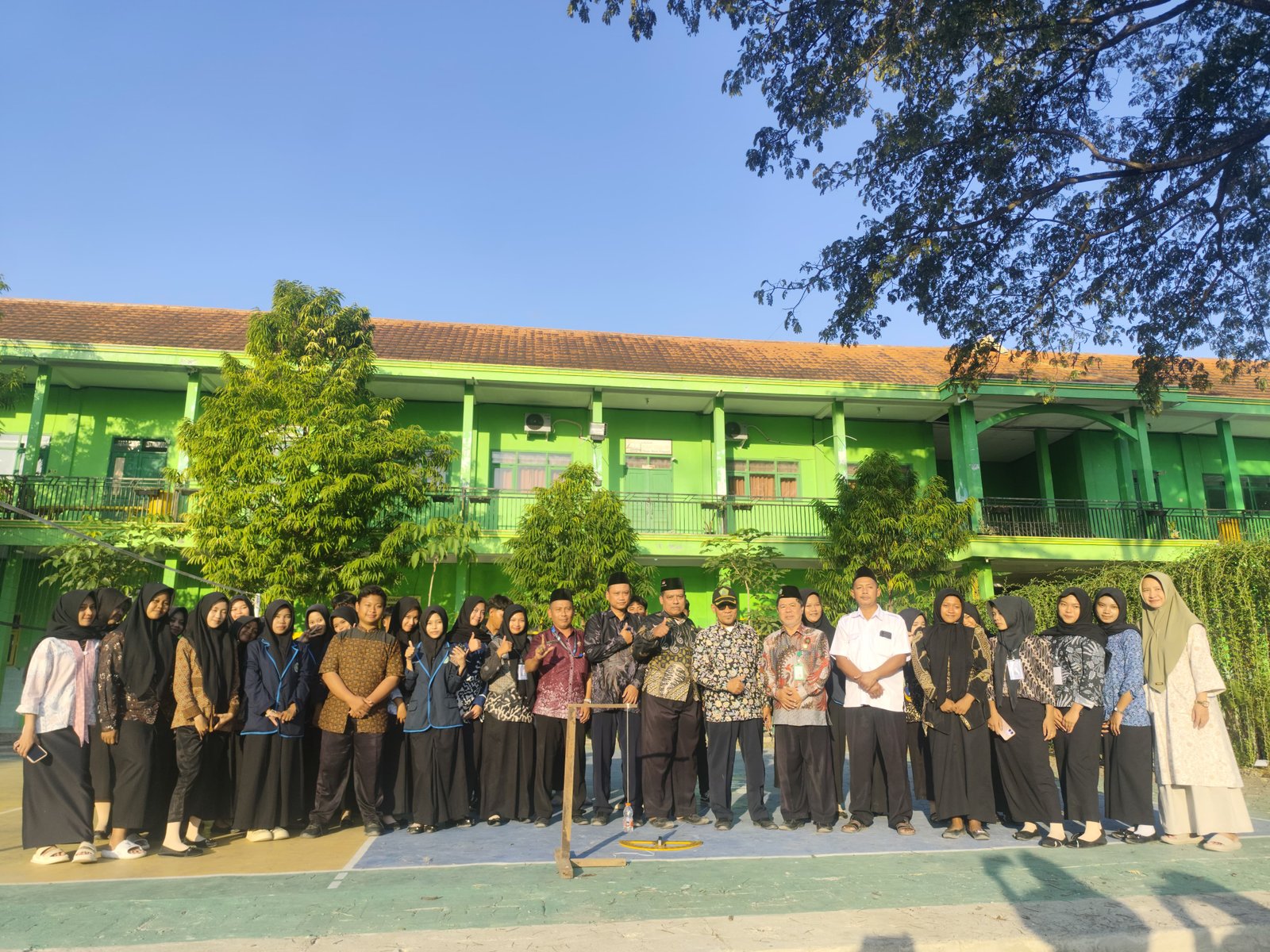 Gambar Berita: Momentum Istiwa A'zam, Kepala KUA dan Penyuluh Agama Mantup Kalibrasi Arah Kiblat di SMK Ma'arif NU